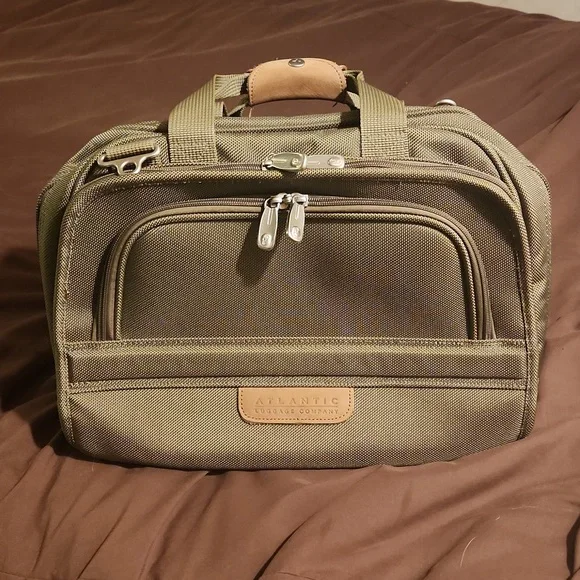 Atlantic Luggage Company Carry On bag Green - Picture 1 of 13